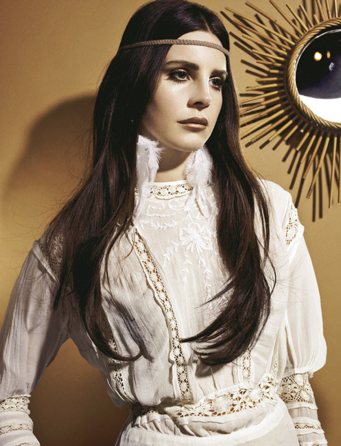 Лана Дель Рей (Lana Del Rey) стала главной героиней январского Madame Figaro. Автором фотографий в фотосессии под названием Divine Diva выступил Жан-Батист Мондино (Jean-Baptiste Mondino).