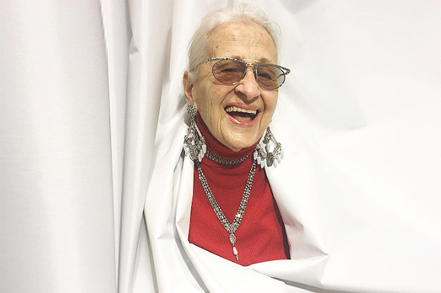 95-летняя жительница Вены покорила Instagram своими стильными луками на фоне штор