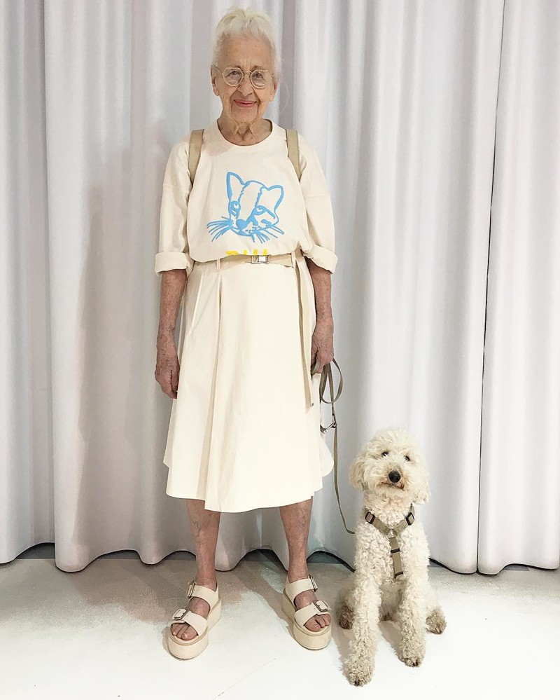 95-летняя жительница Вены покорила Instagram своими стильными луками на фоне штор